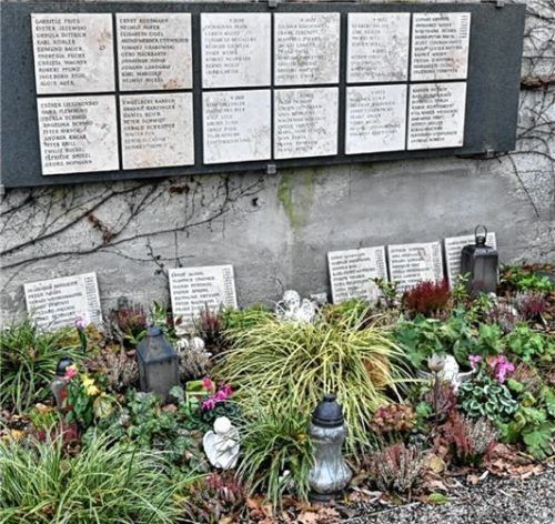 Das Sozialgrab der Stadt Rosenheim soll im kommenden Frühjahr erneuert werden. Geplant ist, die Namenstafeln zu erweitern sowie die Grabstätte neu zu fassen. Foto  Schlecker
