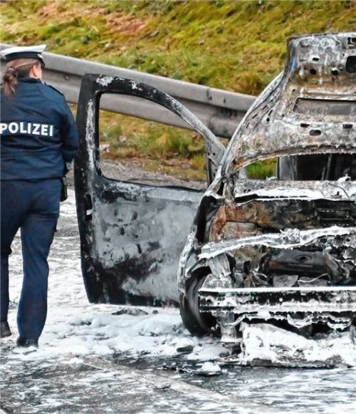 Das völlig ausgebrannte Wrack, aus dem Sven Neuwirth aus Bruckmühl das Unfallopfer herauszog. Foto Gaulke