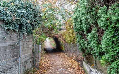 Dass das Nadelöhr unter der Staatsstraße eine Zweiteilung der Fahrradstraße nötig machen würde, war seit Langem klar. Neu war aber, dass auch die entsprechenden Einmündungen in die Albert-Schalper- und Pfarrer-Birnkammer-Straße nicht angetastet werden dürfen, sollte der Rest förderungsfähig bleiben. Foto Thomae