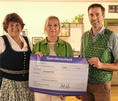 Dem Trecker-Treck sei Dank: Vorsitzender Martin Niedermaier und Ortsbäuerin Manuela Graf-Meier im vergangenen Herbst bei der Übergabe des Spendenschecks an Renate Zahnbrecher (Mitte), Leiterin des Kinderheims in Mitterndorf. Foto emk