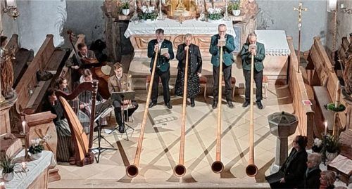 Den Auftakt des Abschlusskonzerts der Reihe „Bilder – Klänge – Worte“ in der St.-Vitus-Kirche in Nußdorf gestaltete die Simsseer Alphornblos’n unter der Leitung von Margareta Zilker.Foto Steffenhagen