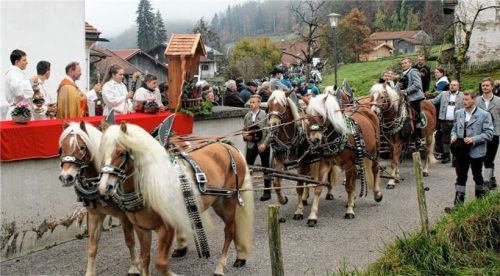Den geistlichen Segen erteilte Pfarrer Ernst Kögler dem Sechser-Haflinger-Gespann der Familie Lechner aus Flintsbach, das den Festwagen der Feilnbacher Miederdirndln zog.