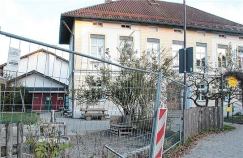 Der 56-Jährige krachte mit seinem Auto in den Zaun vor dem Kindergarten. Foto Reisner