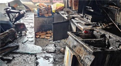 Der durch den Brand völlig zerstörte Küchenbereich des Döneriums in der Nähe des Bahnhofs. Foto Feuerwehr Kolbermoor