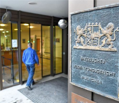 Der Eingang des Bayerischen Verwaltungsgerichts an der Bayerstraße in München. Hier wird über den Eilantrag der Gemeinde Feldkirchen-Westerham sowie über die Klage der Kommune gegen die Nutzungsdauer für die geplante Flüchtlingsunterkunft in Westerham entschieden. Foto dpa