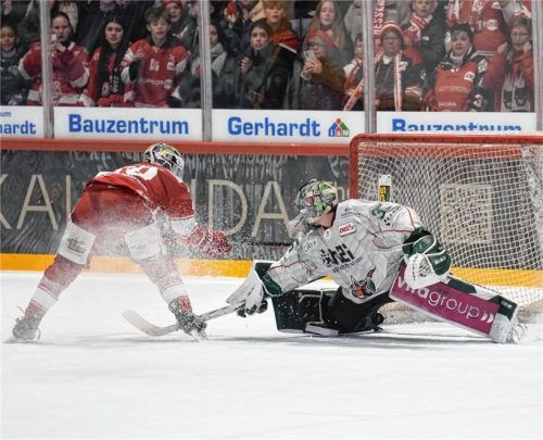 Der entscheidende Penalty: Taylor Vause scheitert an Torwart Oskar Autio.Fotos A. Chuc