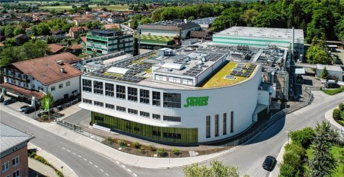 Der Firmensitz der Salus-Unternehmensgruppe aus der Vogelperspektive auf einer Aufnahme aus dem Jahr 2021. Das Tochterunternehmen Herbaria, das seinen Sitz derzeit noch in Fischbachau hat, wird ebenfalls nach Bruckmühl ziehen. Foto re