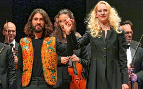 Der Klavier-Solist Theo Gheorghiu und die Dirigentin Lena-Lisa Wüstendörfer nehmen dankbar den Beifall entgegen. Foto JANKA