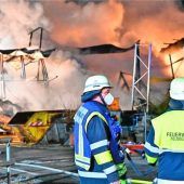 Lagerhalle bei Feldolling in Flammen – Anwohner in Angst