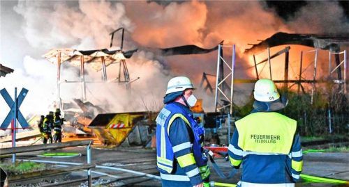 Der Lagerhallen-Brand in Feldolling hielt die Feuerwehren für Stunden auf Trab. Foto  Gaulke
