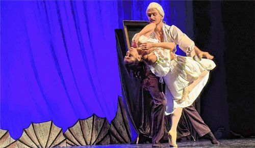 Der Moment vor dem entscheidenden Biss: Graf Dracula hat einen ganz eigenen Umgang mit dem weiblichenGeschlecht. Foto krb