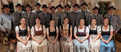 Der neu gewählte Ausschuss: (hinten, von links) Christian Weigl, Stefan Strauß junior, Kilian Nitsch, Jakob Nitsch, Georg Baumann, Ludwig Waldleitner, Hubert Weigl, Peter Stacheder, Johannes Eichner, Markus Martin, Andreas Acherer und Max Stacheder sowie (vorne, von links) Ida Baumann, Barbara Funk, Lena Nieder, Marina Mayr, Barbara Merk, Eva Niedermeier und Christina Nitsch. Foto re