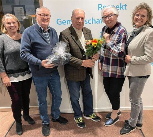 Der neu gewählte Vorstand der Nachbarschaftshilfe mit dem ehemaligen Vorsitzenden und der Geschäftsführerin: (von links) Gertraud Schiffer, Nik Kannengießer, Peter Weis, Gabriele Endter und Dr. Susanne Kustermann. Es fehlt Dr. Ute Lellig. Foto re