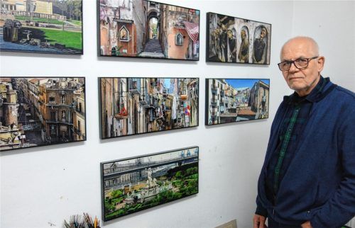 Der neue Rosenheimer Kulturpreisträger Gerhard Prokop zeigt in seinem Atelier aktuelle Arbeiten mit Motiven aus Palermo, oben rechts sind Mumien aus der „Kapuzinergruft“ in Palermo zu sehen, einer bekannten Sehenswürdigkeit.Foto friedrich