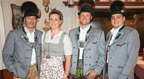 Der neue Vorsitzende Stefan Thaurer (Dritter von links) mit seinen (von links) Stellvertretern Volker Leikermoser, Maria Parzinger und Alois Heinrich junior.Foto Rehberg
