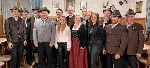 Der neue Vorstand der Altschützengesellschaft Lohholz: (von links) Florian Heindl, Franz Landenhammer, Reinhold Bichlmeyer, Franz Landenhammer junior, Alexander Redl, Simon Hafner, Sabrina Gassner, Günther Tuschl, Michaela Maier, Stefan Pott, Sandra Gar, Stefanie Holzmeier, Thomas Heindl, Herbert Brenner sowie Georg Huber. Foto leonhard sedlbauer