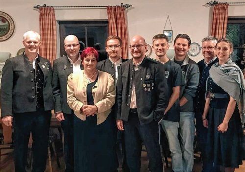 Der neue Vorstand der Altschützengesellschaft: (von links) Beisitzer Thomas Stadler, Sportleiter Matthias Determeyer, Kassierin Juliane Bachmeier, Zweiter Vorsitzender Erwin Heimbuchner, Vorsitzender Stefan Seiffert, Schriftführer Bastian Seiffert, Beisitzer Roberto Lehmann, Beisitzer Martin Kindermann, Revisorin Monika Bartl. Foto re