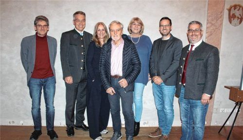 Der neue Vorstand des Fördervereins Burg Falkenstein: (von links) Kassier Marcus Edtbauer, stellvertretender Vorsitzender Landrat Otto Lederer, die Beisitzer Eva Lagler, Johann Weiß und Daniela Kaue, Schriftführer Stefan Forstmeier und Vorsitzender Stefan Lederwascher. Foto Steffenhagen