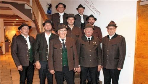 Der neue Vorstand: (vorne von rechts) Zweiter Vorsitzender und Schriftführer Franz Engelsberger, Vorsitzender Anton Millauer, Kassier Anton Schöttl, die Fahnenbegleiter Stefan Grimm und Christoph Millauer sowie (zweite Reihe von rechts) Fähnrich Korbinian Engelsberger, Schießmeister Florian Grimm sowie (hintere Reihe von rechts) die Kassenprüfer Benno Röpfl und Stefan Posch.