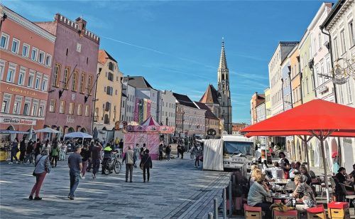 Der Neuöttinger Martinimarkt ist ein beliebter Treffpunkt, der zum Essen, Ratschen und Bummeln einlädt. Foto ANDREAS MAIER
