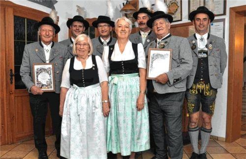 Der Trachtensache treu: die geehrten Mitglieder (von links) Hans Holzweger (60 Jahre), Vorsitzender Anderl Rausch, Emi Zehetmayer (50 Jahre), Fritz Palm ( 40 Jahre), Gerti Zehetmayer (40 Jahre), Hans Rumpl (40 Jahre) und Schorsch Weber (60 Jahre) sowie Zweiter Vorsitzender Andreas Höhensteiger. Foto re
