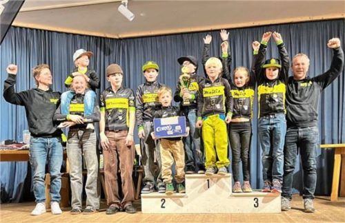 Der Traunsteiner Mountainbike-Nachwuchs steht als Sieger ganz oben auf dem Treppchen. re