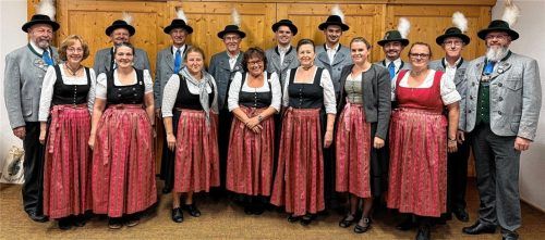 Der Vereinsausschuss (von hinten links): Pressewart und Revisor Walter Weinzierl, Erster Schriftführer Werner Bednarsch, Revisor Wolfgang Kellner, Fahnenbegleiter Sigmund Sperl, Musikwart und Fahnenbegleiter Leonhard Sedlbauer, Zweiter Vorplattler Lucas Blum, Erster Vorplattler Adrian Hocheder, Erster Fähnrich Martin Sperl, Erster Vorstand Michael Beutl. Vorne: Zweite Schriftführerin Andrea Kellner, Kassierin und Vereinswirtin Irmi Fritz, Zweite Vorständin Monika Singhammer, Frauenvertreterin Irmi Bednarsch, Trachten- und Brauchtumswartin Annelies Weinzierl, Dirndlvertreterin Lena Beutl und Jugendleiterin Claudia Beutl. Foto Werner Bednarsch