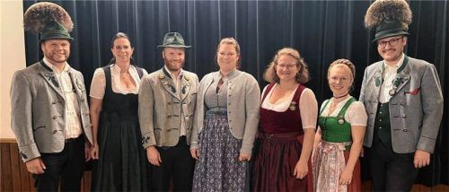 Der Vereinsvorsitzende Helmut Freund (rechts) mit der Vorstandschaft und zwei neugewählten Ausschussmitgliedern: (von links) stellvertretender Vorsitzender Florian Stoib, stellvertretende Vorsitzende Sabine Till, Zweiter Jugendleiter Matthias Stoib (neu), Theaterleiterin Sabine Riedl (neu), Kassenfrau Irmi Aicher und Schriftführerin Irmengard Huber.Foto Rehberg