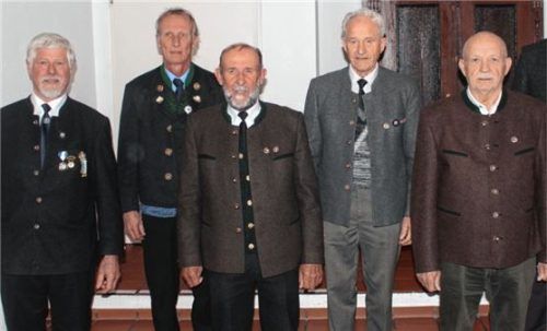 Der Vorsitzende Florian Bauer (von links) ehrte die langjährigen Mitglieder Leonhard Jell, Johann Freund, Andreas Freund senior und Klaus Stengel. Foto Rehberg