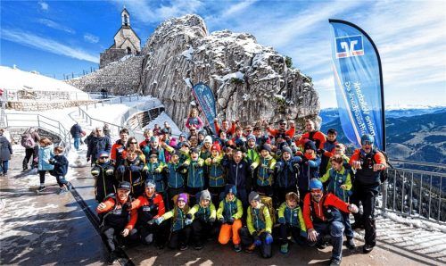 Der zweite Tag beim Peak-Performer-Kids-Camp führte die Kinder zusammen mit den Sportstars Magdalena Neuner und Tobias Arlt auf den schneebedeckten Wendelstein. Foto Peak-Performer-Stiftung