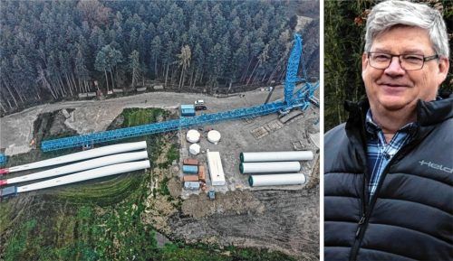 Derzeit wird im Waldstück Riedholz bei Feldkirchen-Westerham ein rund 190 Meter hoher Kran zusammengebaut, um unter anderem die Rotorblätter montieren zu können. Florian Lechner, einer der beiden Geschäftsführer der Bürgerwind Riedholz GmbH, ist mit dem bisherigen Verlauf der Bauarbeiten zufrieden. Foto Michael Schmuck/Manfred Merk