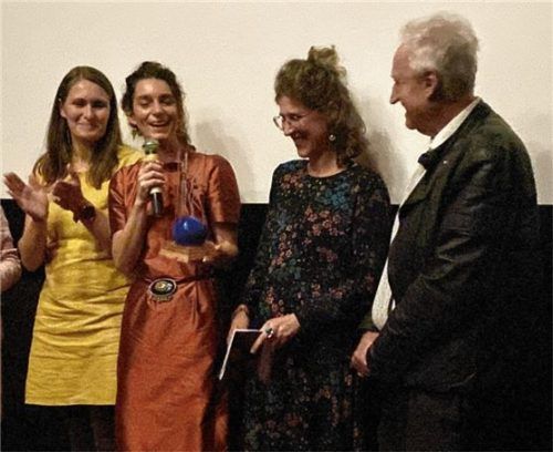 Detlev Neufert (rechts) prämiert das Team Ziegler aus Österreich für den Dokumentarfilm „Tabu.auf.Bruch“, in dem Frauen in seltener Offenheit über alle denkbaren körperlichen und gesellschaftlichen Tabus sprechen.Foto bovers