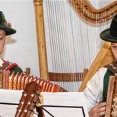 Jugend der Trachtlermusiziert und singt