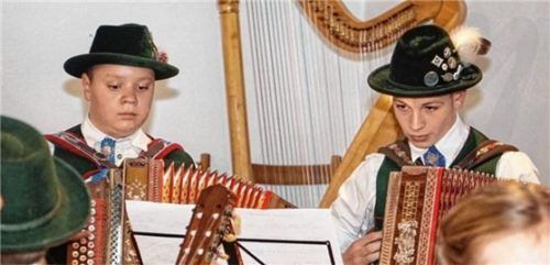 Die Bad Aiblinger Marinus Neumeyer (links) und Korbinian Weichinger musizierten auf der Steirischen Ziach.Foto re