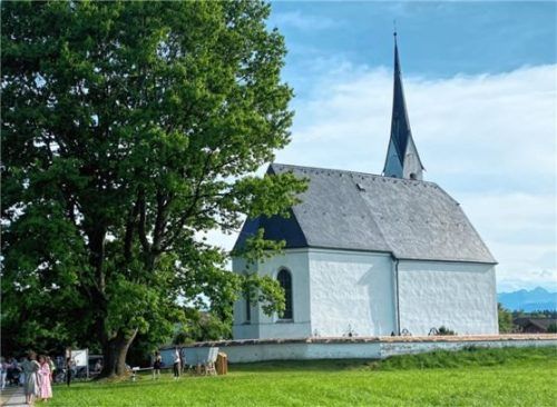 Die Baierbacher Dorfkirche St. Magdalena liegt auf einer Anhöhe etwas außerhalb des Ortes.Foto Mair