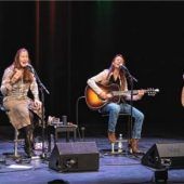 „Four Trick Pony“ spielen im Kurhaus