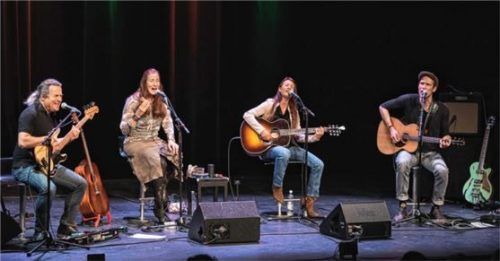 Die Band „Four Trick Pony“ bestreitet das vorletzte Konzert beim Gitarrenfestival „Saitensprünge“. Foto re