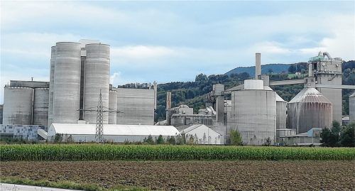 Die Baukonjunktur lahmt. Auch das Zementwerk Rohrdorf hat mit sinkender Nachfrage zu kämpfen. Foto Sauter