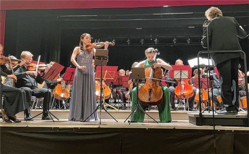 Die beiden Solistinnen, Shoko Murakami (Violine) und Adriana Schubert (Violoncello), zündeten beim Doppelkonzert in a-Moll, op. 102, von Johannes Brahms ein musikalisches Feuerwerk.Foto kirchner