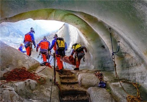 Die Bergretter beim Übungseinsatz in der Eishöhle.

Foto Herbert Berger