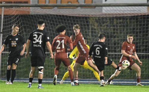 Die beste Chance im Inn/Salzach-Duell: Traunsteins Maximilian Hosp setzt den Ball in Rücklage drüber.Foto Hans-Jürgen Ziegler