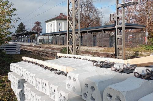 Die Deutsche Bahn hat mit Bauarbeiten am Bahnhof begonnen. Die Schwellen (vorne), die getauscht werden, liegen an der Maximilianstraße bereit. Foto Weinzierl