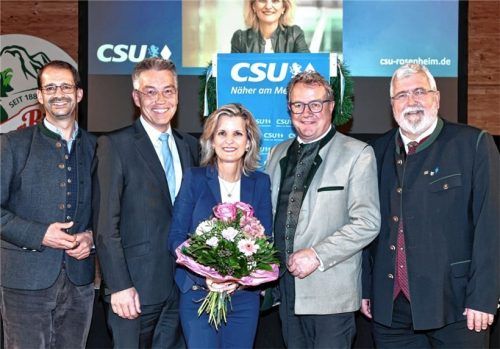 Die ersten Gratulationen zur Wiederwahl erhielt Daniela Ludwig von Rosenheims Oberbürgermeister Andreas März (von links), Landrat Otto Lederer, dem CSU-Kreisvorsitzenden Klaus Stöttner und dem Rosenheimer CSU-Landtagsabgeordneten Sebastian Friesinger. Foto Evi Gröning