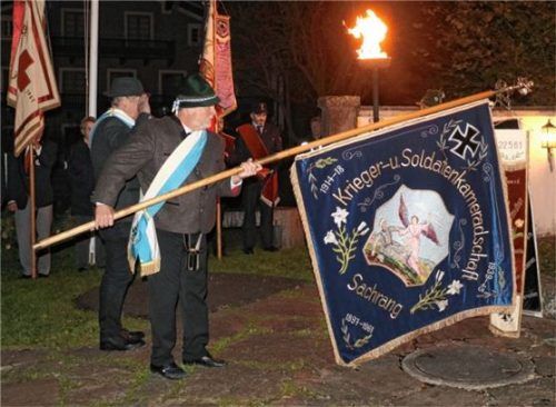 Die Fahne der Krieger- und Soldatenkameradschaft Sachrang verneigte sich im Gedenken der Gefallenen. Foto rehberg