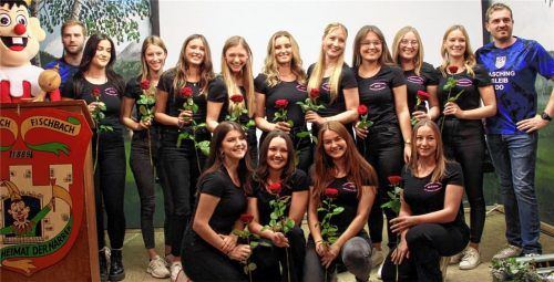 Die Faschingsgarde: (von links, stehend) Elena Grad, Christina Obermair, Lena Stock, Kathi Schirmann, Anna Obermair, Anna Baumann, Nina Stockhammer, Annalena Mayer und Micha Dopfer sowie (kniend, von links) Christina Sammet, Kommandeuse Ina Paul, Vivi Schwaiger und Simona Schmid. Flankiert werden die Damen von Hofmarschall Matthias Nickl (links) und Präsident Franz Astner (rechts außen). Fotos Schmidt