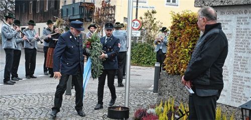 Die Feuerwehrvorsitzenden Albert Berger (links) und Jan Kohlert legten einen Gedenkkranz nieder. Rechts: Zweiter Bürgermeister Wolfgang Rechenauer.Foto  Ruprecht