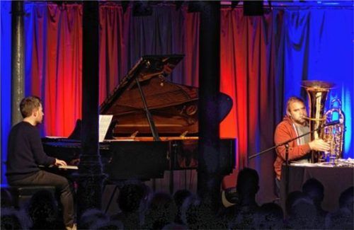 Die Gäste im Haberkasten wissen nun, warum und dass Andreas Martin Hofmeir (rechts), hier zusammen mit Benedikt Streicher am Flügel, barfuß besser Tuba spielt. Foto Becker