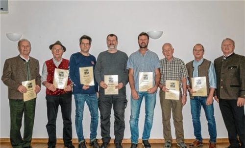 Die geehrten Mitglieder des Krieger-und Veteranenvereins: (von links) Josef Gambos, Sebastian Kendlinger, Andreas Hirschmann, Stefan Berger, Johann Stürzer, Josef Bader, Paul Niedermaier sowie Vorsitzender Peter Niedermeier. Foto stache