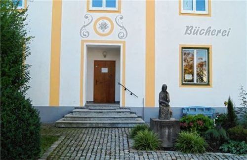 Die Gemeindebücherei Eggstätt wird mit der Installation einer Rampe nun endlich barrierefrei. Foto  Kirchner