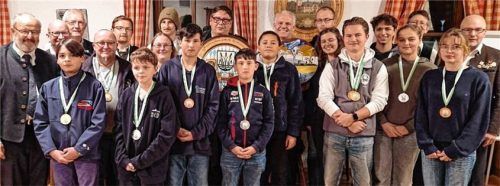 Die Gewinner der Stadtmeisterschaft freuten sich über Medaillen, Urkunden und die jeweiligen Scheiben. Foto re